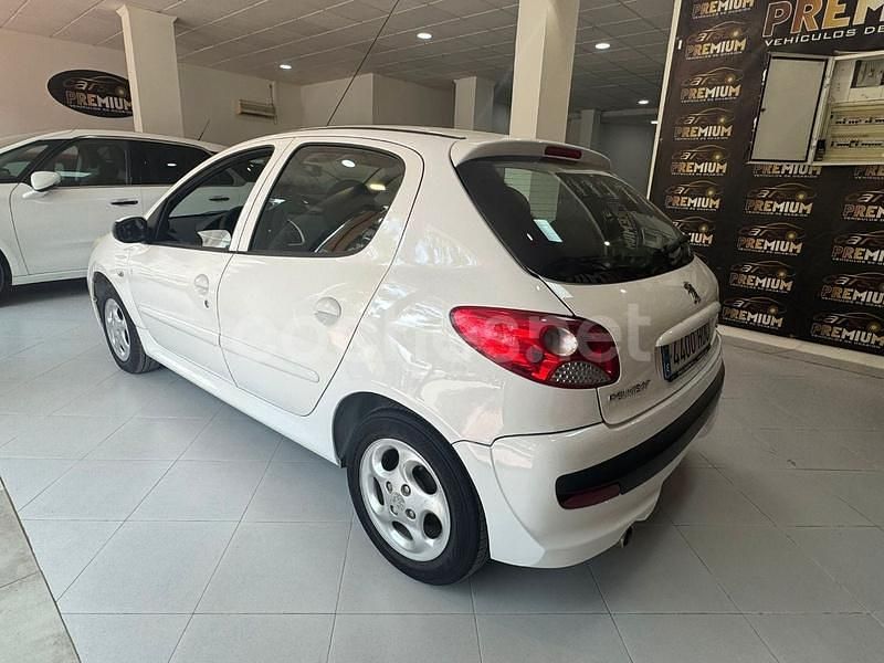 Usado Peugeot 206 60 CV (44 kW) 2011 Blanco Berlina