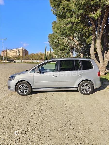 Usado VW Touran Advance 140 CV (102 kW) 2011 Gris / plata Monovolumen