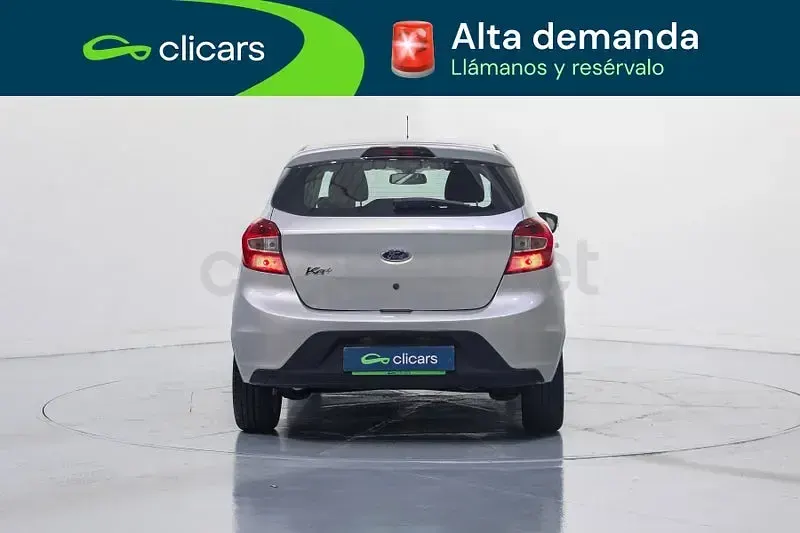 Usado Ford Ka Plus Active 85 CV (62 kW) 2018 Gris / plata Utilitario