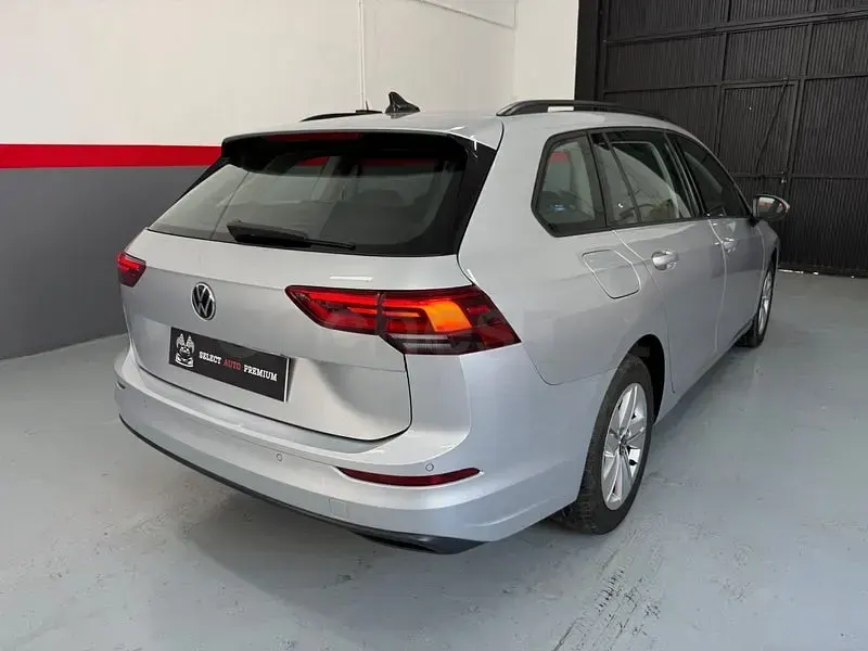 Usado VW Golf VIII Life 115 CV (84 kW) 2022 Gris / plata Familiar
