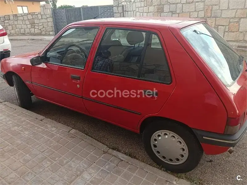 Usado Peugeot 205 60 CV (44 kW) 1998 Rojo Utilitario