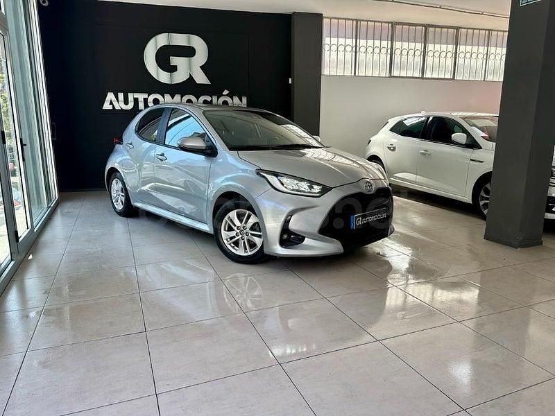 Usado Toyota Yaris 125 CV (91 kW) 2023 Gris / plata Utilitario