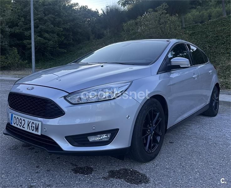 Usado Ford Focus Trend 125 CV (91 kW) 2017 Gris / plata Berlina