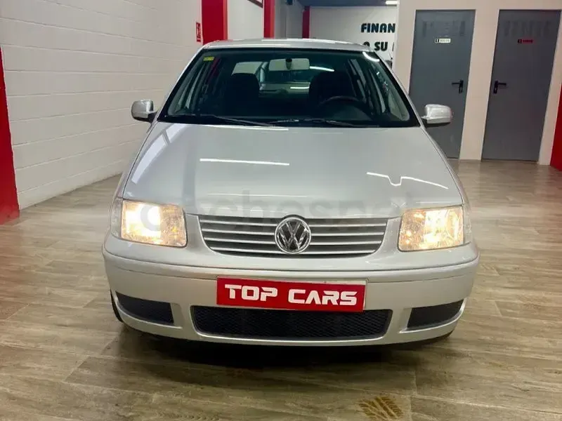 Usado VW Polo Highline 75 CV (55 kW) 2002 Gris / plata Berlina