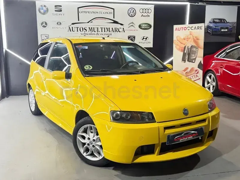 Usado Fiat Punto 80 CV (58 kW) 2003 Amarillo Utilitario