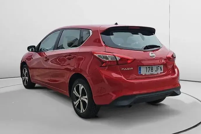 Usado Nissan Pulsar Acenta 117 CV (86 kW) 2015 Rojo Utilitario