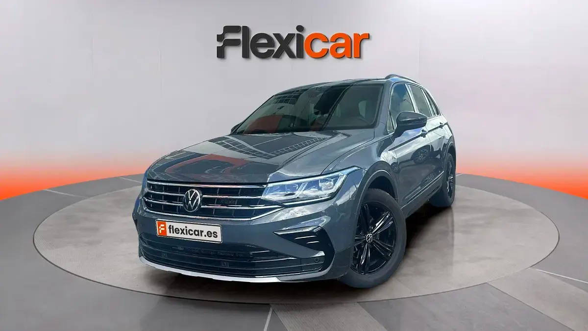 Käytetty VW Tiguan Sportline 150 HP (110 kW) 2023 Harmaa Katumaasturi