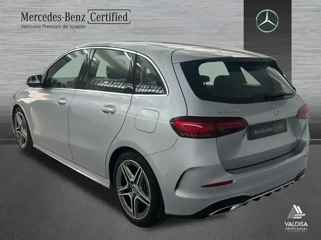 Usado Mercedes B200 AMG line 150 CV (110 kW) 2024 Plata hightech Utilitario