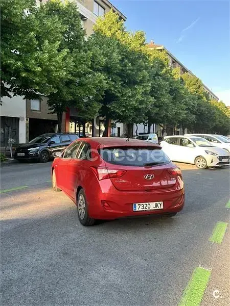 Usado Hyundai i30 90 CV (66 kW) 2015 Rojo Berlina