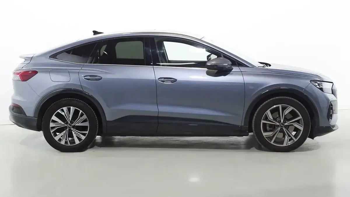 Usado Audi Q4 e-tron Ambiente 150 kW (204 HP) 2022 Azul SUV