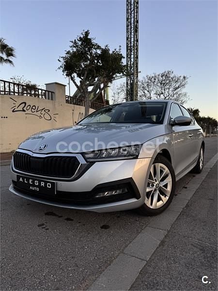 Usado Skoda Octavia Style 150 CV (110 kW) 2023 Gris / plata Familiar