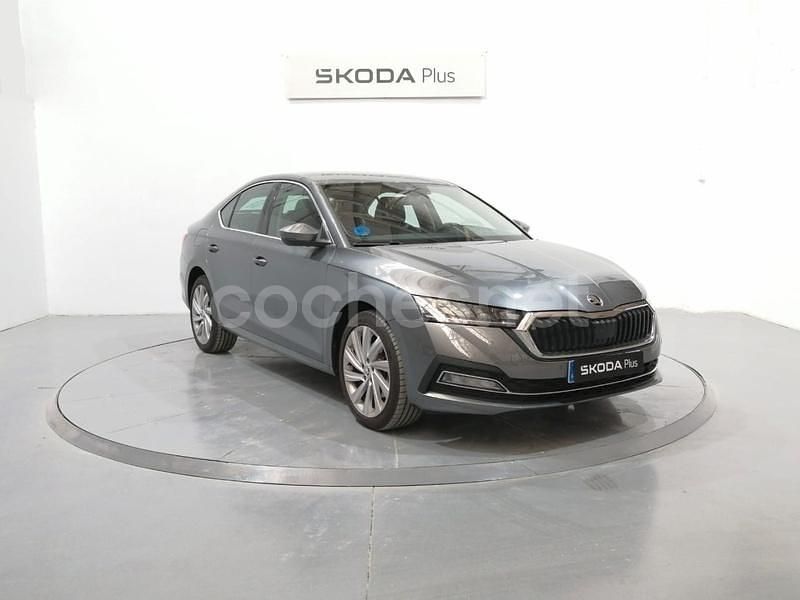 Gris / plata Usado 2024 Skoda Octavia Selection Berlina | 29.500 € (Precio justo) - Imagen 1/4