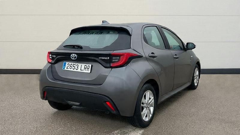 Usado Toyota Yaris Hybrid Active 116 CV (85 kW) 2021 Gris Berlina