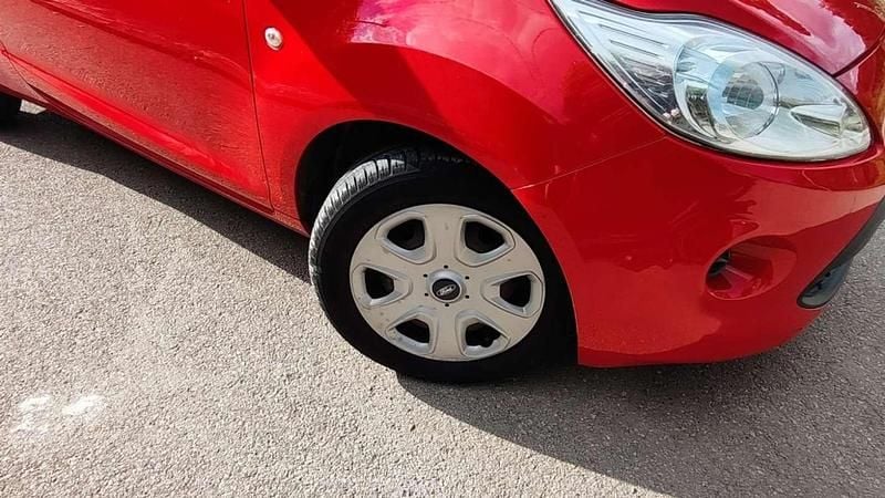 Usado Ford Ka S 69 CV (50 kW) 2015 Rojo Utilitario