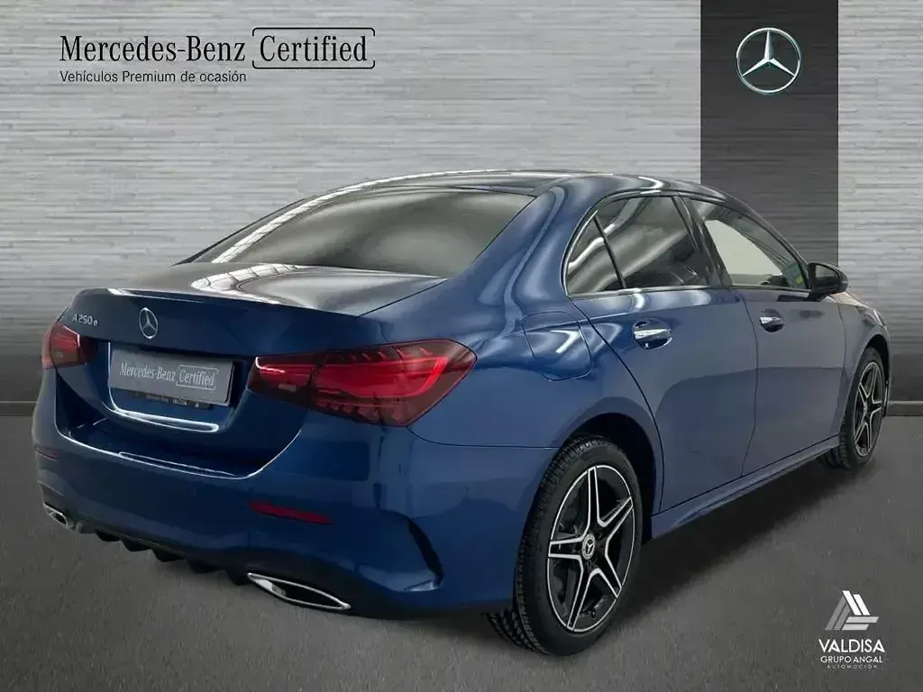 Usado Mercedes A250 AMG line 218 CV (160 kW) 2025 Azul Berlina