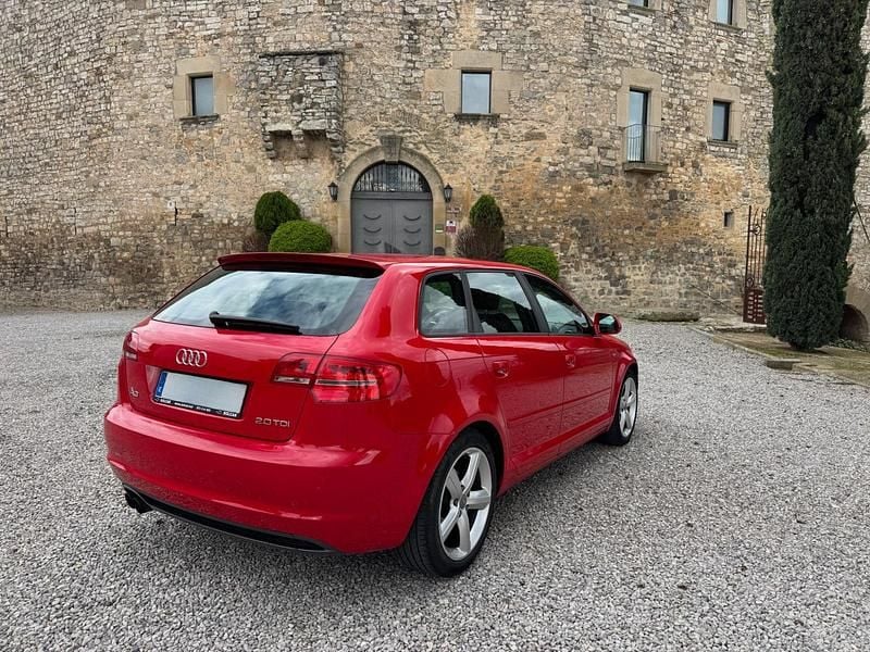 Usado Audi A3 Attraction 140 CV (102 kW) 2010 Rojo Utilitario