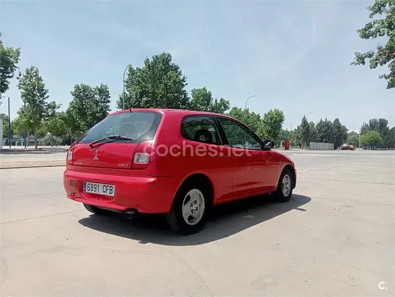 Usado Mitsubishi Colt 103 CV (75 kW) 2003 Rojo Utilitario
