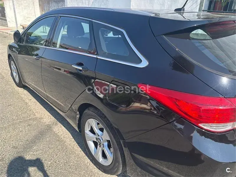 Usado Hyundai i40 136 CV (100 kW) 2013 Negro Familiar