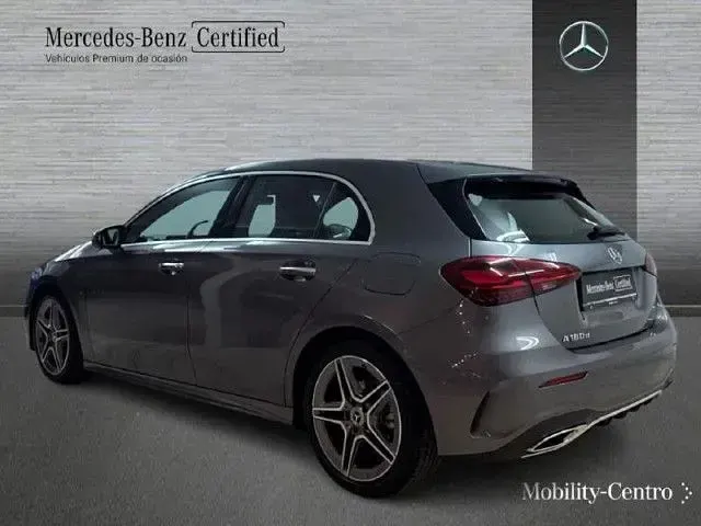 Usado Mercedes A180 AMG line 116 CV (85 kW) 2024 Gris montaña Utilitario