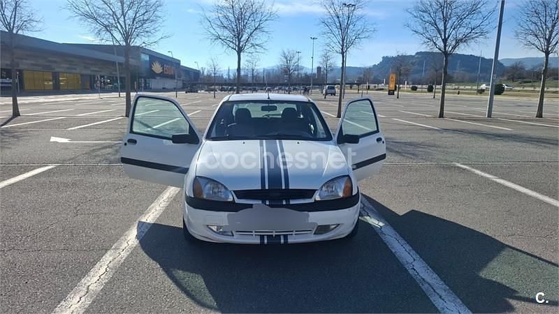 Usado Ford Fiesta 90 CV (66 kW) 2000 Blanco Utilitario