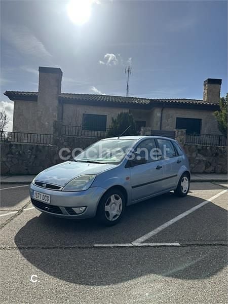 Usado Ford Fiesta Ghia 80 CV (58 kW) 2005 Azul Utilitario