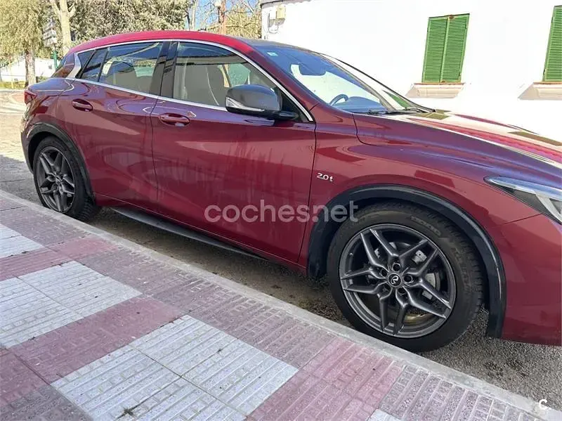 Usado Infiniti Q30 Sport Tech 211 CV (155 kW) 2018 Granate Berlina
