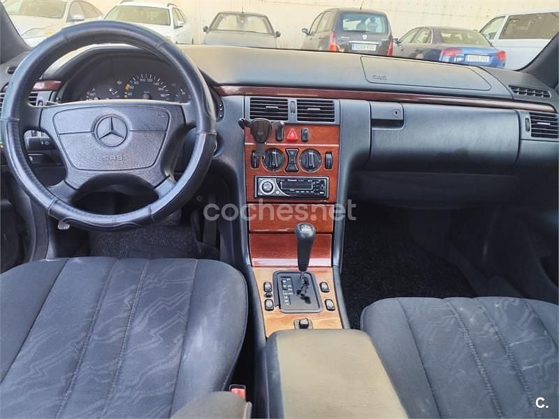 Usado Mercedes E290 129 CV (94 kW) 1997 Gris / plata Berlina