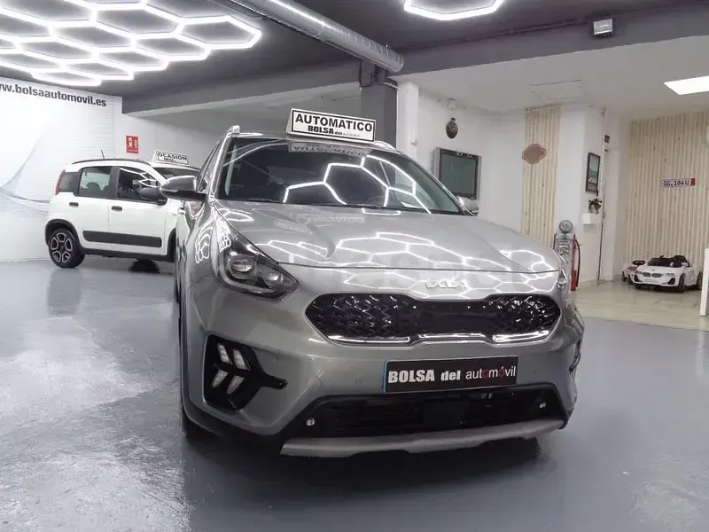 Usado Kia Niro 141 CV (103 kW) 2022 Gris / plata SUV