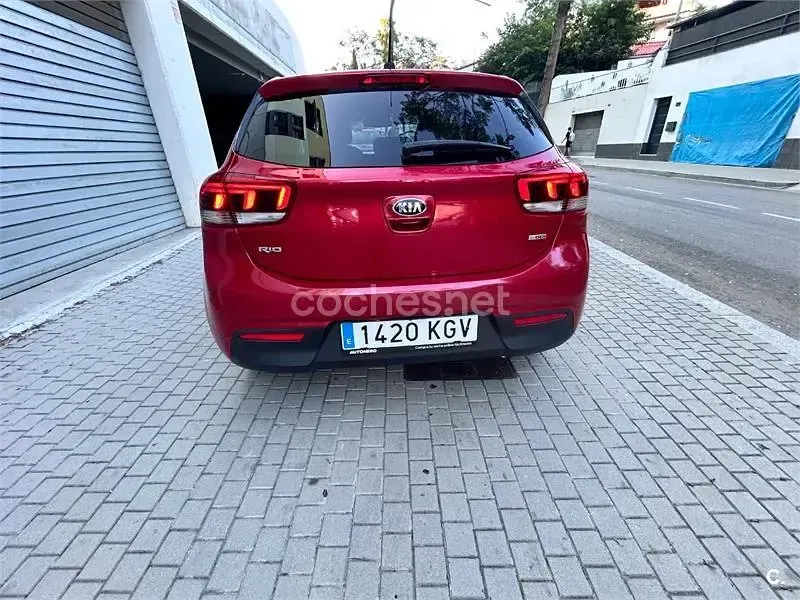 Usado Kia Rio 100 CV (73 kW) 2018 Rojo Berlina