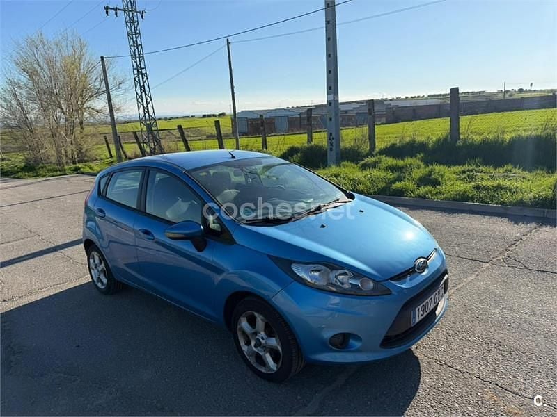 Usado Ford Fiesta Trend 82 CV (60 kW) 2010 Azul Utilitario