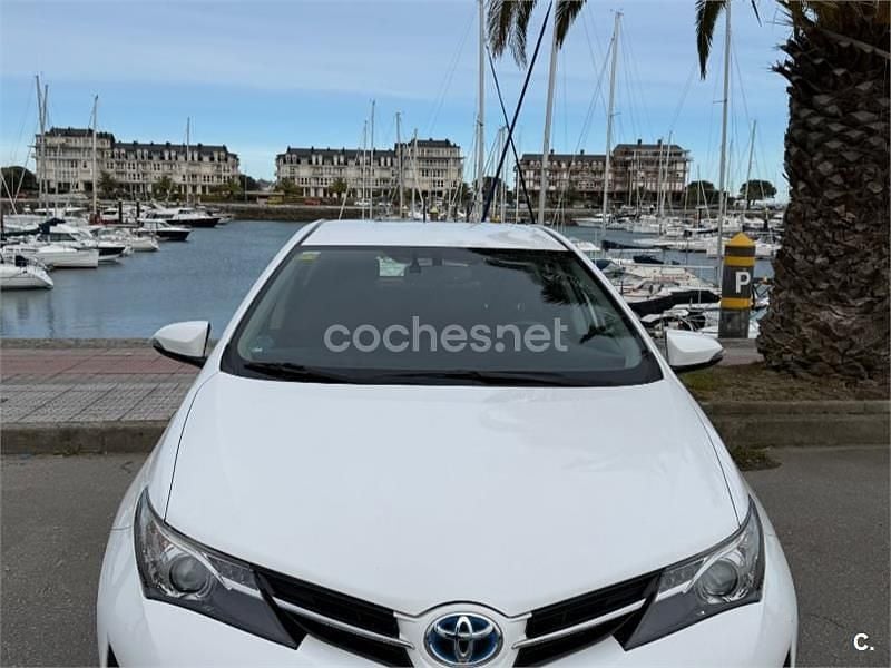 Usado Toyota Auris Hybrid Advance 136 CV (100 kW) 2014 Blanco Berlina