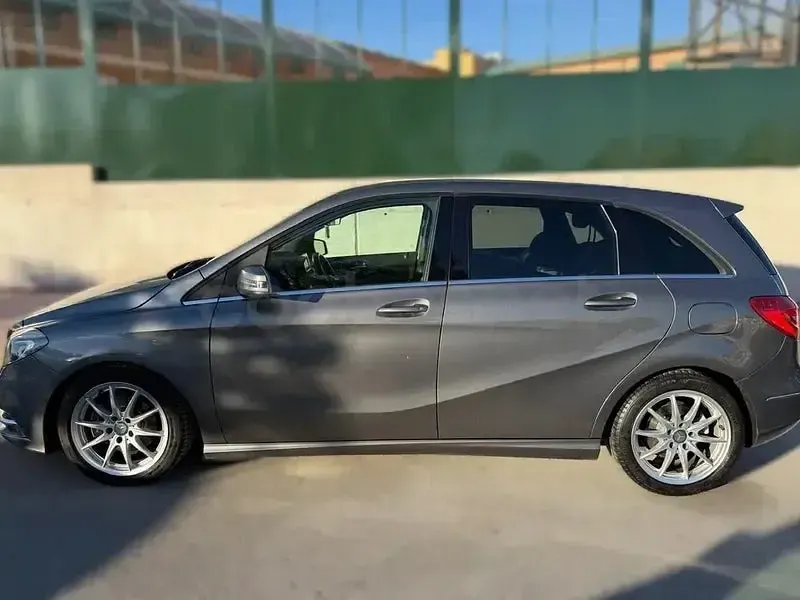 Usado Mercedes B200 136 CV (100 kW) 2014 Gris / plata Utilitario