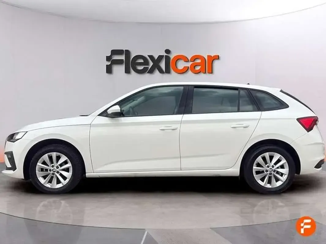 Usado Skoda Scala Essence 95 CV (69 kW) 2024 Blanco Utilitario