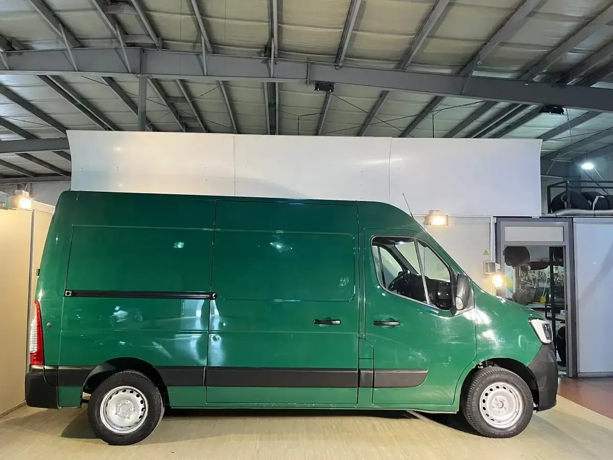 Usado Renault Master 135 CV (99 kW) 2021 Verde Monovolumen