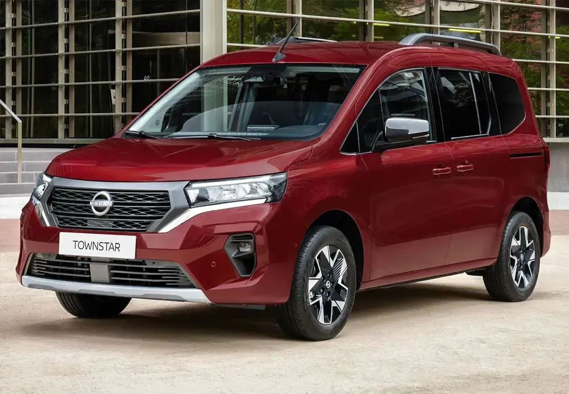 Usado Nissan Townstar Tekna 131 HP (96 kW) 2022 Prateado Carrinha
