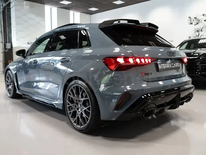 Nuevo Audi RS3 Premium 400 CV (294 kW) 2026 Gris / plata Berlina