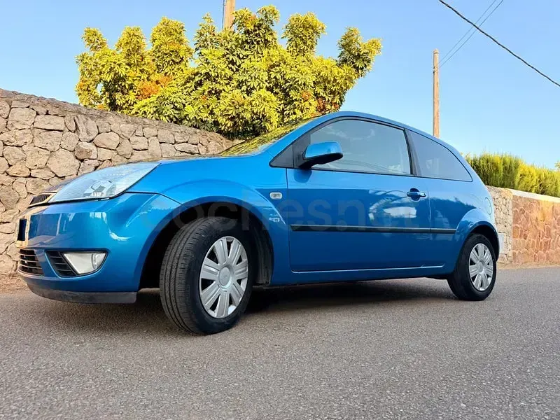 Usado Ford Fiesta Ambiente 68 CV (50 kW) 2005 Azul Utilitario