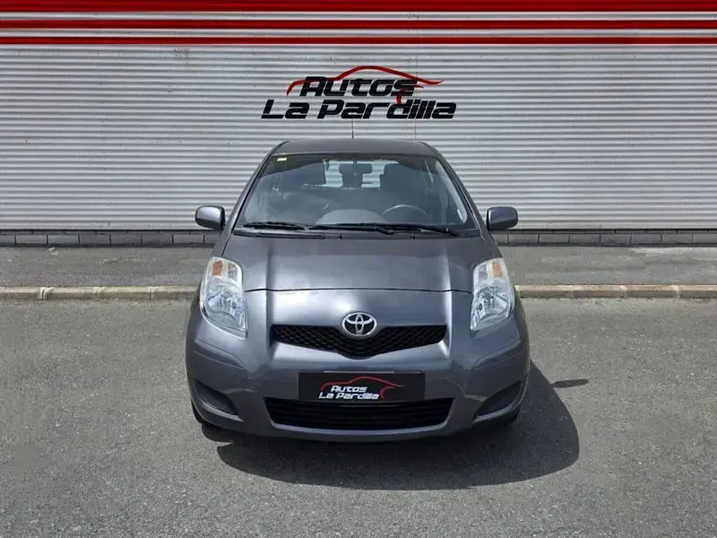 Usado Toyota Yaris Sol 87 CV (63 kW) 2009 Gris / plata Utilitario