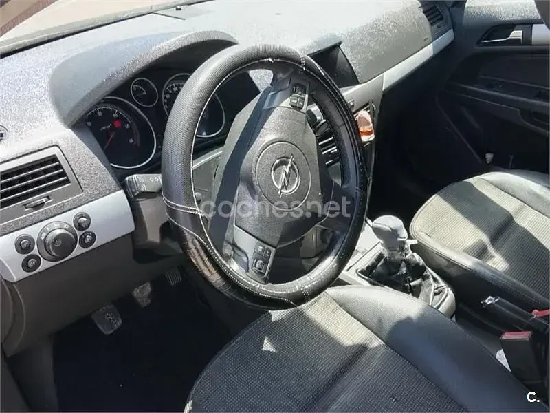 Usado Opel Astra GTC Sport 120 CV (88 kW) 2006 Negro Berlina