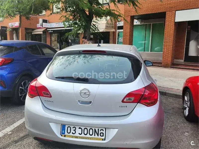 Usado Opel Astra Enjoy 110 CV (80 kW) 2012 Gris / plata Berlina