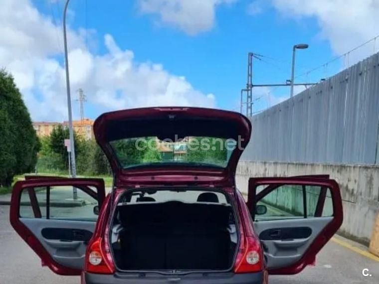 Usado Renault Clio II Authentique 65 CV (47 kW) 2003 Rojo Berlina