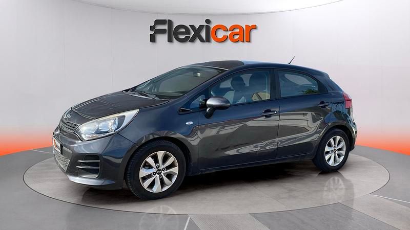 Usado Kia Rio 75 CV (55 kW) 2017 Gris Utilitario