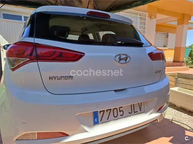 Usado Hyundai i20 90 CV (66 kW) 2016 Blanco Berlina