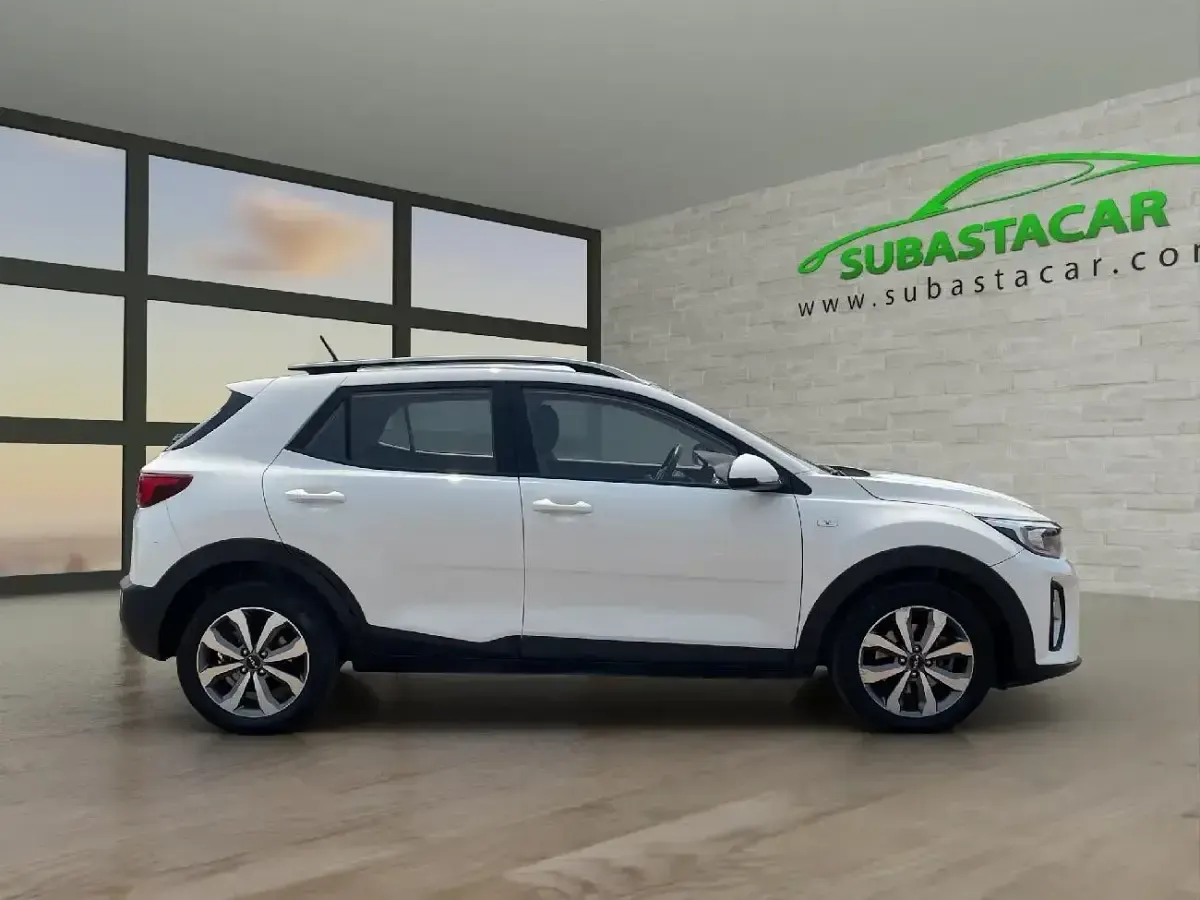 Usado Kia Stonic 100 CV (73 kW) 2022 Blanco SUV