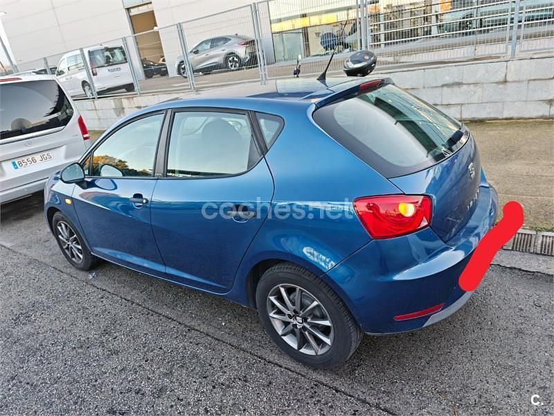 Usado Seat Ibiza I-Tech 70 CV (51 kW) 2015 Azul Berlina