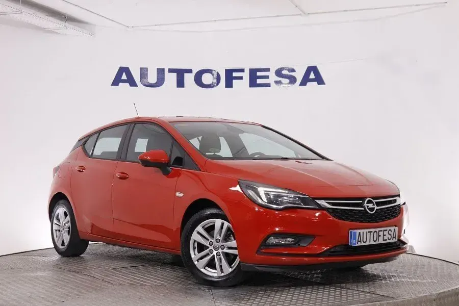 Usado Opel Astra Selective 125 CV (91 kW) 2018 Rojo