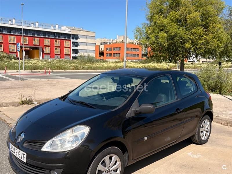 Usado Renault Clio II Authentique 68 CV (50 kW) 2010 Negro Berlina