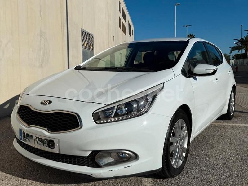 Blanco Usado 2014 Kia Ceed GT Berlina | 6990 € (Buen precio) - Imagen 1/4