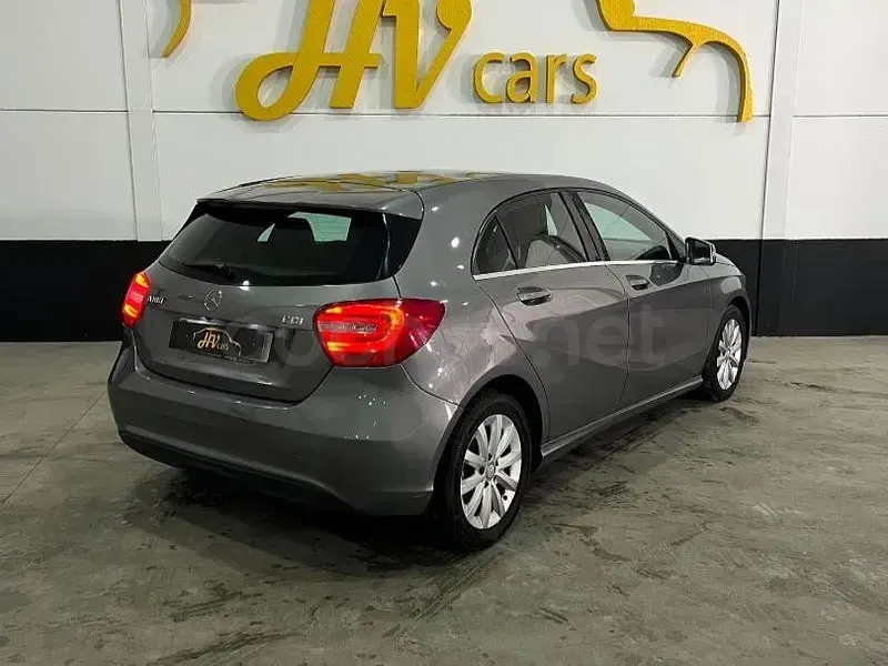 Usado Mercedes A180 Urban 109 CV (80 kW) 2015 Gris / plata Utilitario