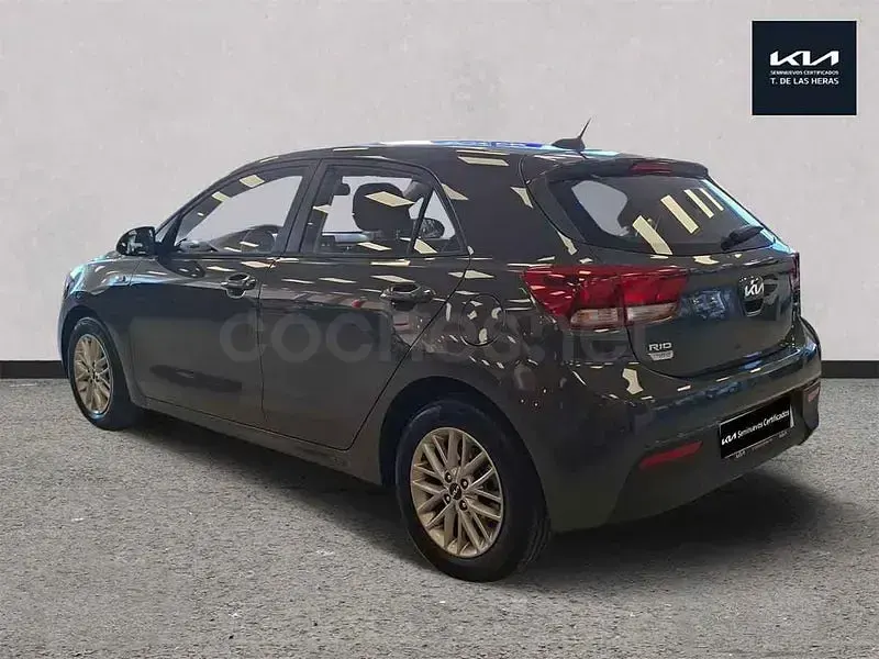 Usado Kia Rio Sport 100 CV (73 kW) 2022 Gris / plata Berlina